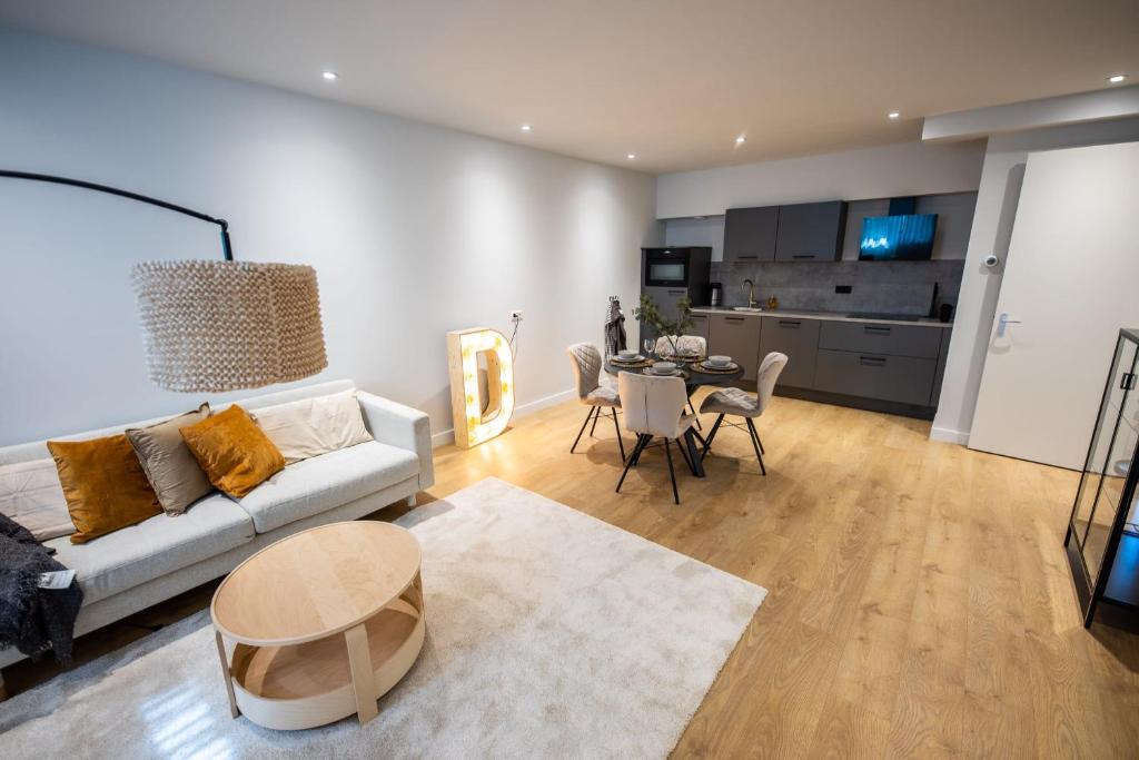 een woonkamer met een bank en een eetkamer bij Distinct 2 bedroom Serviced Apartment 84m2 -VP2D- in Rotterdam