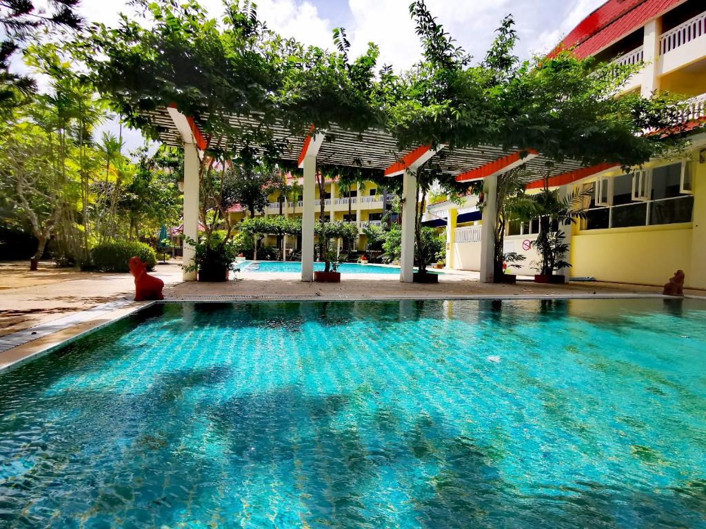 Bazén v ubytování MW Krabi Beach Resort - Ao Nang - SHA Extra Plus nebo v jeho okolí