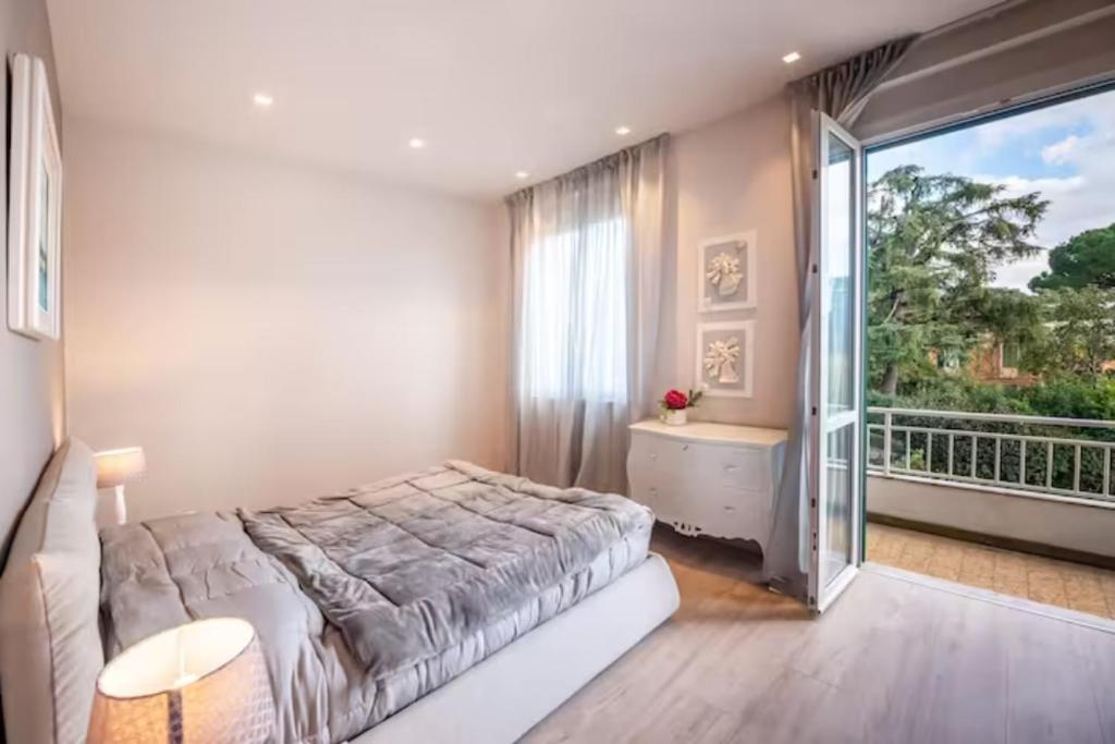 a bedroom with a bed and a balcony at Elegante Villa Giardino + Posteggio privato in Santa Margherita Ligure