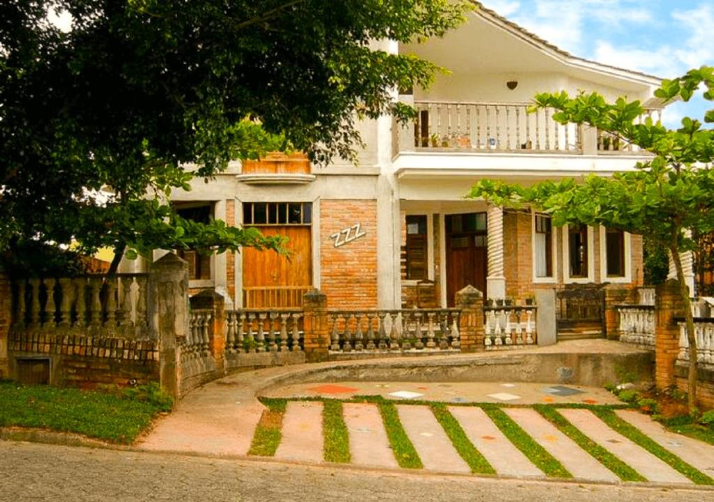 a house with a fence in front of it at Pousart - Floripa in Florianópolis