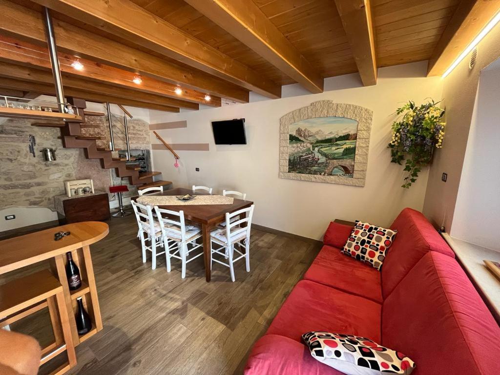 - un salon avec un canapé rouge et une table dans l'établissement Casa Vallenari, à Selvavecchia