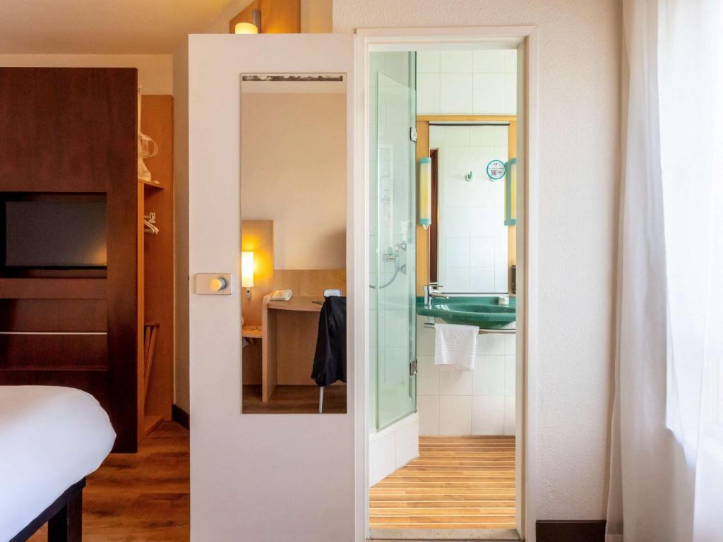 Postel nebo postele na pokoji v ubytování ibis Antwerpen Centrum