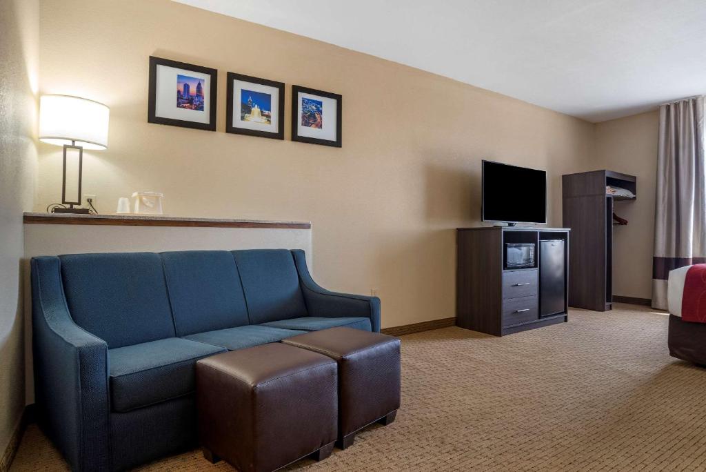 Comfort Suites Mobile West Tillmans Cornerにあるテレビまたはエンターテインメントセンター