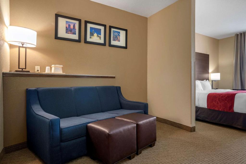 Comfort Suites Mobile West Tillmans Cornerにあるベッド