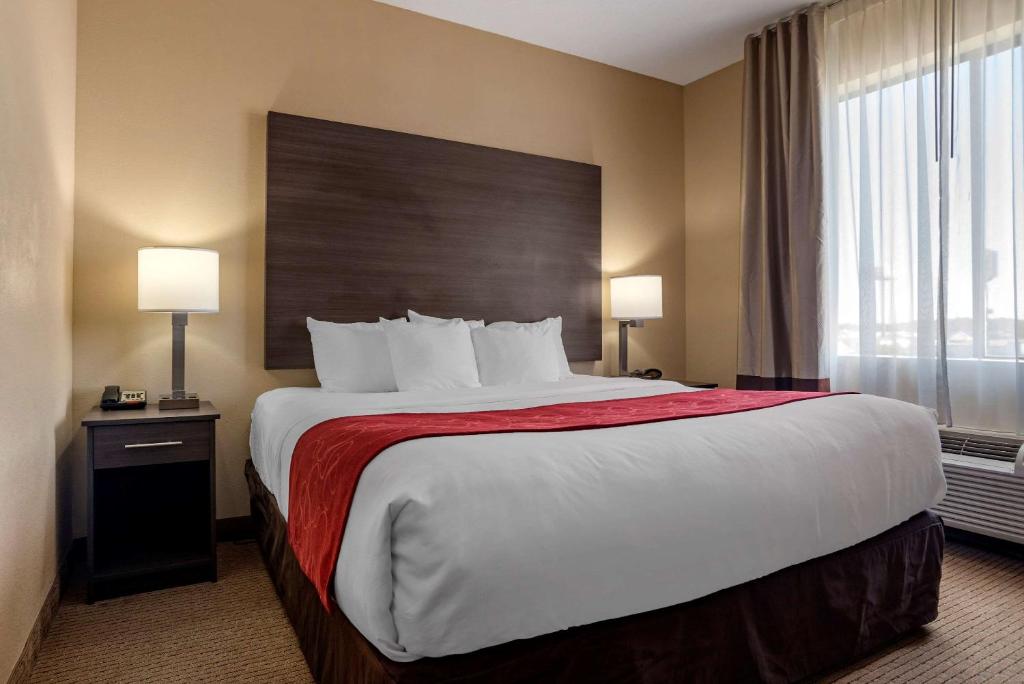 Comfort Suites Mobile West Tillmans Cornerにあるベッド