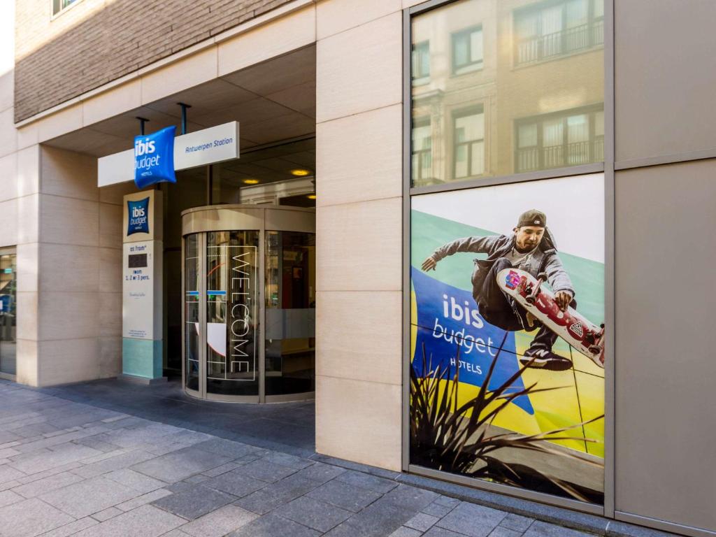 Un edificio con un poster di un uomo su uno skateboard di ibis budget Antwerpen Centraal Station ad Anversa