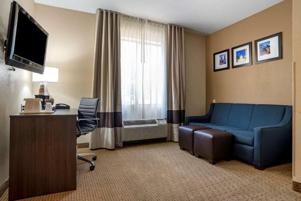 Comfort Suites Mobile West Tillmans Cornerにあるテレビまたはエンターテインメントセンター