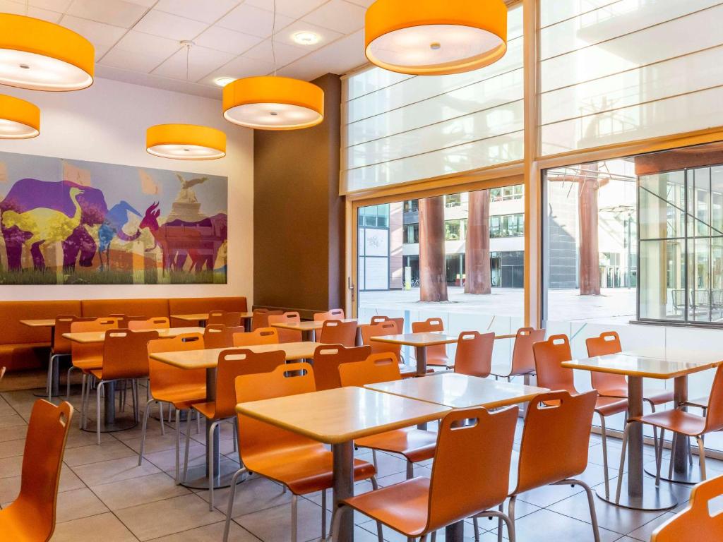 Um restaurante ou outro lugar para comer em ibis budget Antwerpen Centraal Station