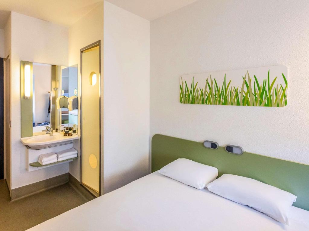 Cama ou camas em um quarto em ibis budget Antwerpen Centraal Station