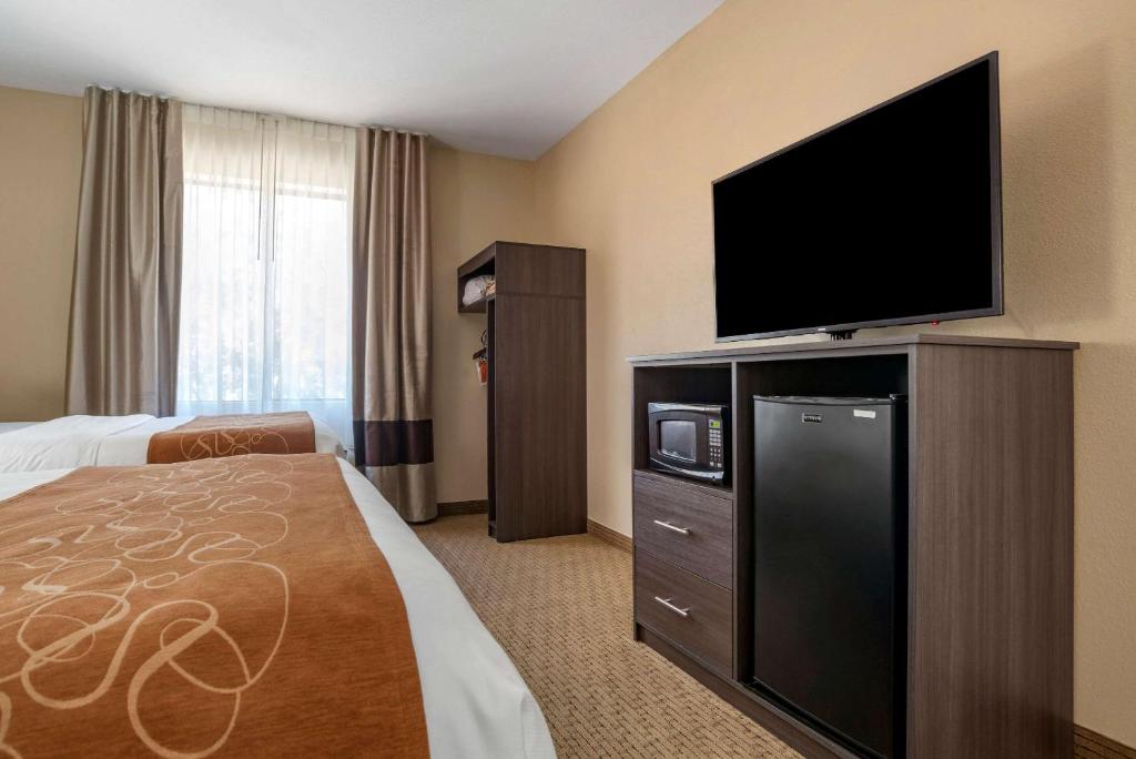 Comfort Suites Mobile West Tillmans Cornerにあるキッチンまたは簡易キッチン