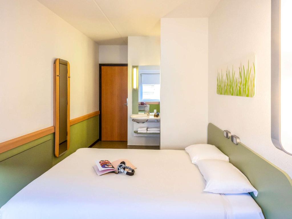 Cama ou camas em um quarto em ibis budget Antwerpen Centraal Station