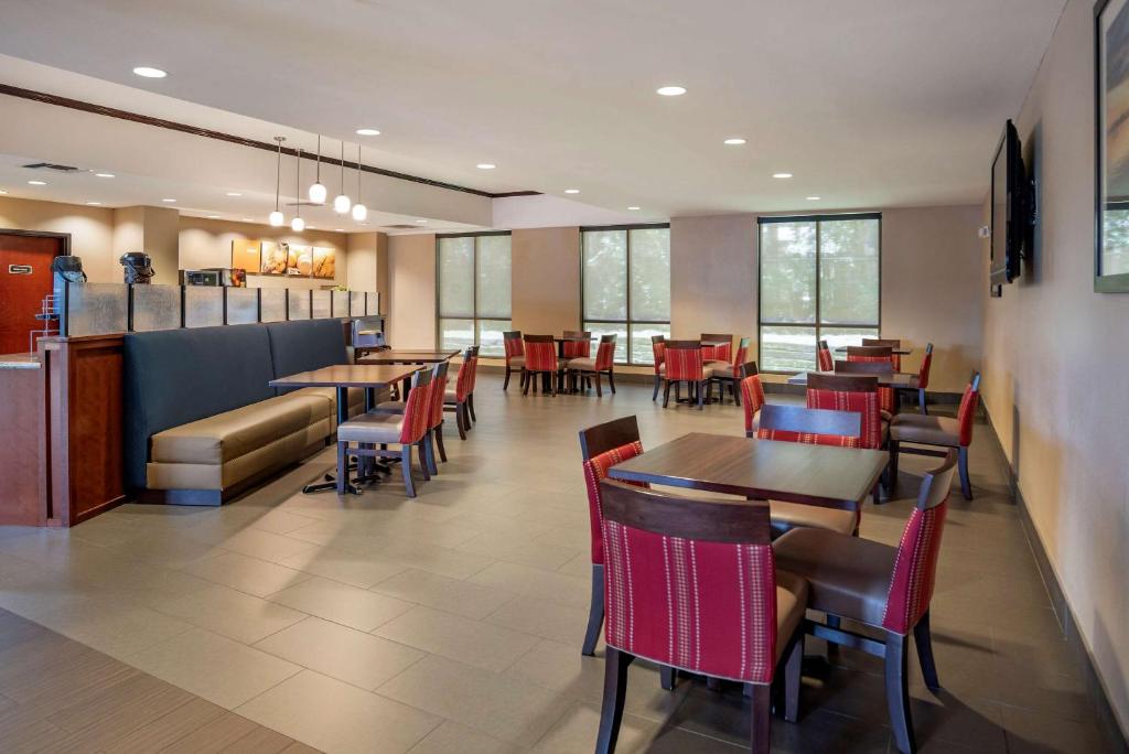 Comfort Suites Mobile West Tillmans Cornerにあるシーティングエリア