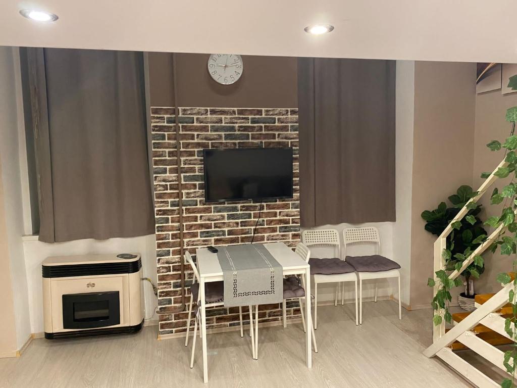 Televízia a/alebo spoločenská miestnosť v ubytovaní Apartment in downtown BUDAPEST