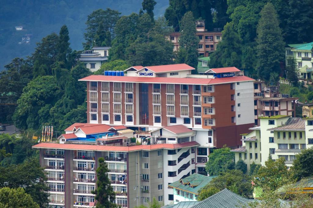 een gebouw aan de zijkant van een berg bij Sinclairs Gangtok in Gangtok