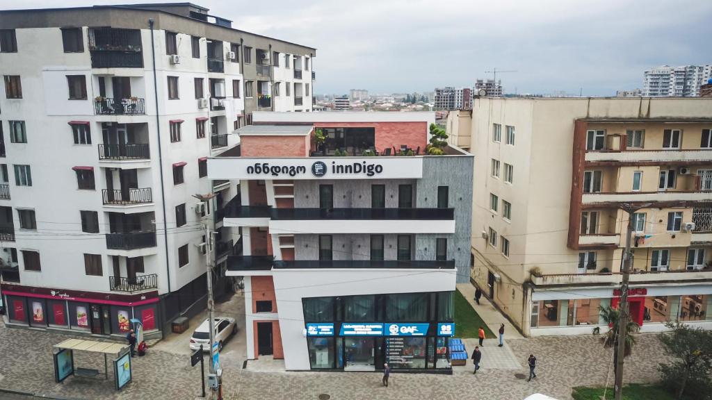 een luchtzicht op een stad met gebouwen bij Hotel InnDigo in Kutaisi in Koetaisi
