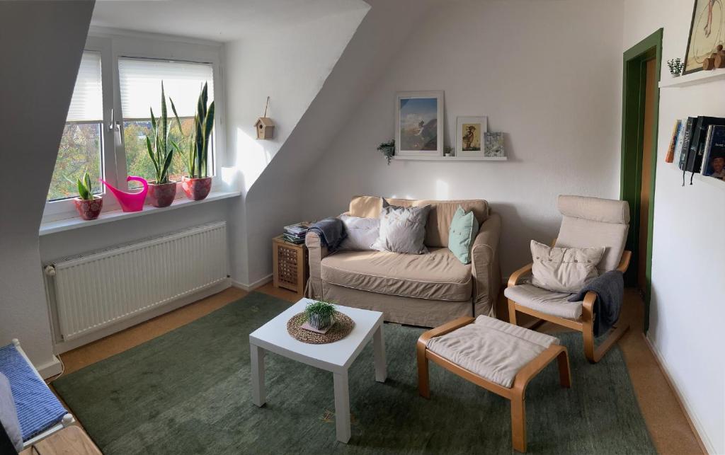 uma sala de estar com um sofá e duas cadeiras em Ferienwohnung Amsel em Essen