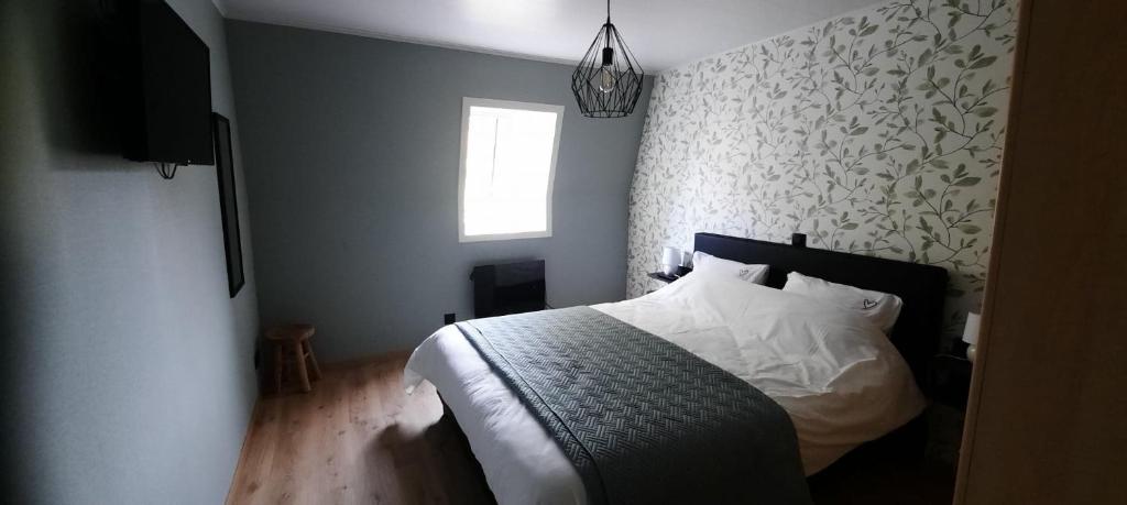 1 dormitorio con 1 cama con sábanas blancas y ventana en Watou's Uzeke, en Poperinge