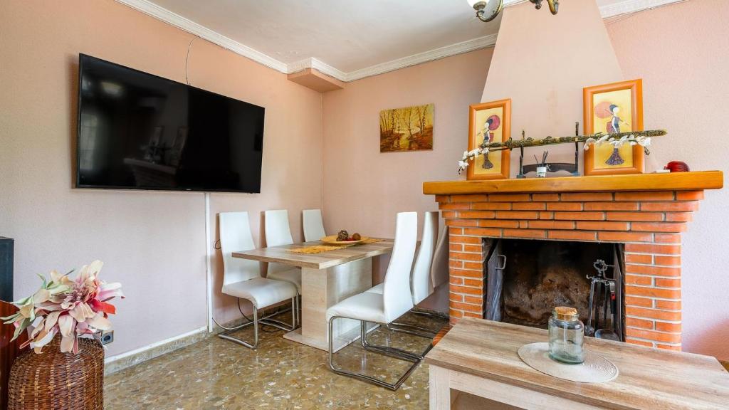 Televízia a/alebo spoločenská miestnosť v ubytovaní Villa de los Sueños Atarfe by Ruralidays