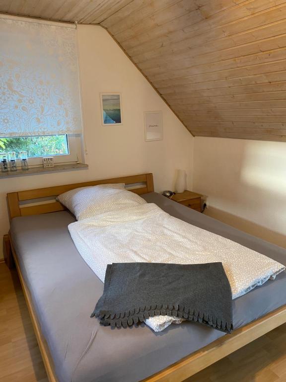 Cama grande en habitación con ventana en Apartment Düsseldorf-Süd, en Düsseldorf