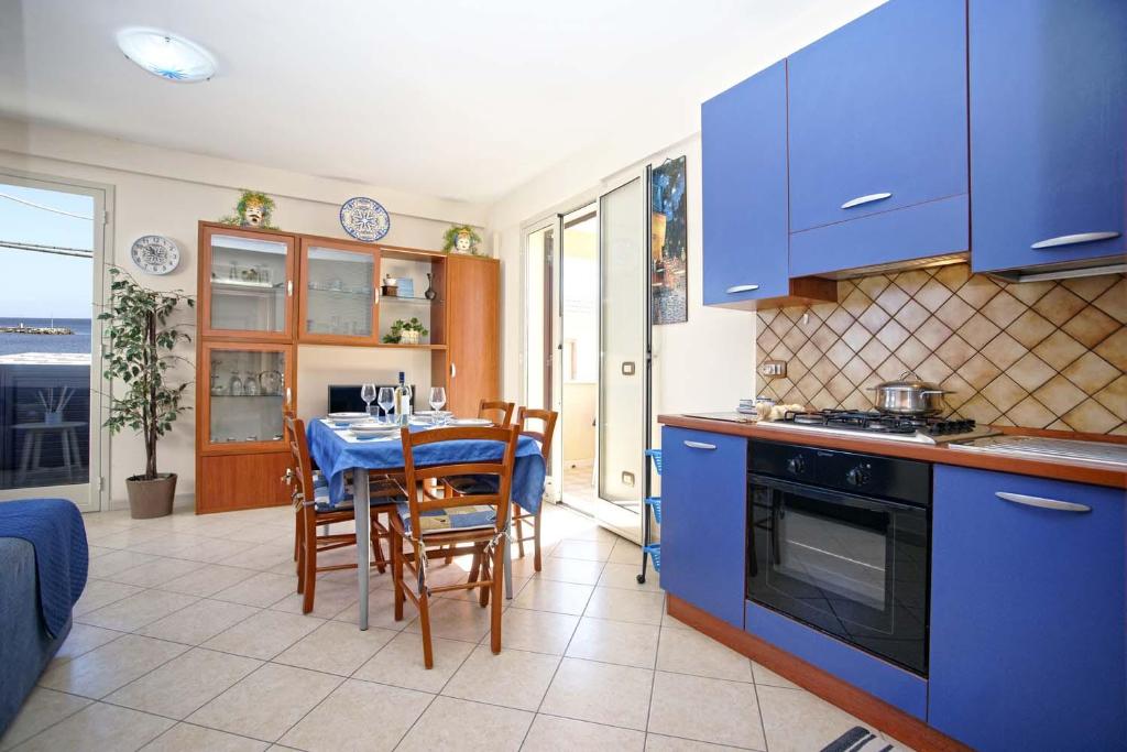 Kuchyňa alebo kuchynka v ubytovaní CASA LUCA Appartamento al centro di Marzamemi vista mare con parcheggio privato