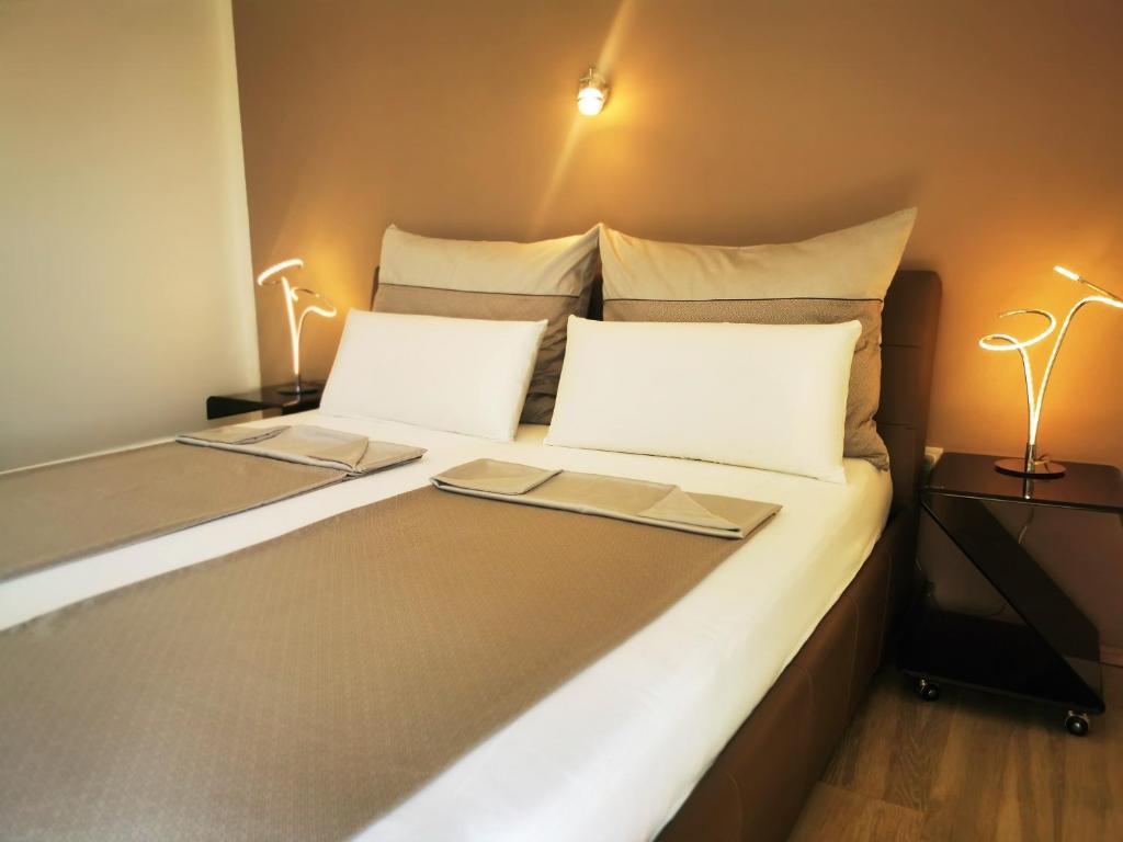Łóżko lub łóżka w pokoju w obiekcie Apartments Petar Pan