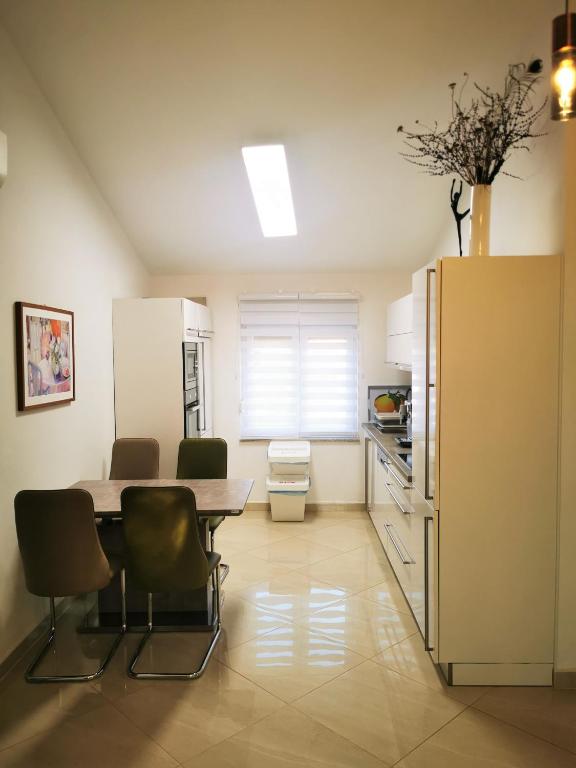 Kuchnia lub aneks kuchenny w obiekcie Apartments Petar Pan