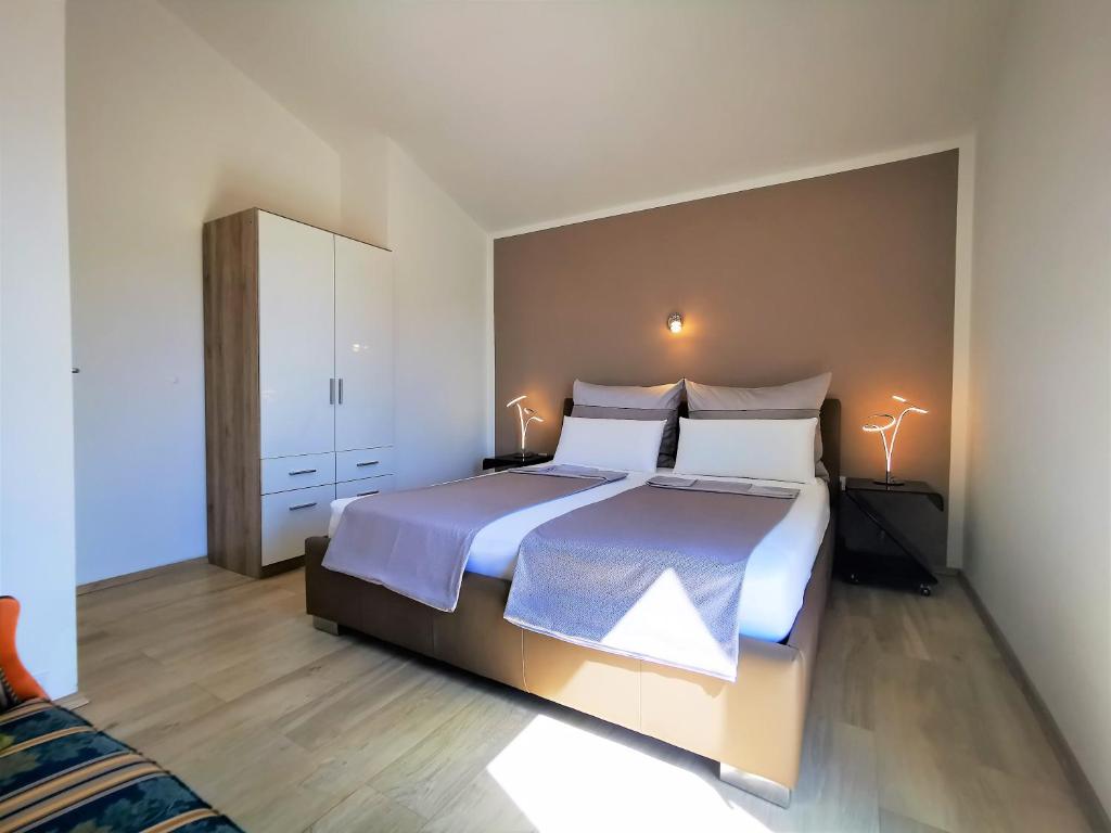 Łóżko lub łóżka w pokoju w obiekcie Apartments Petar Pan