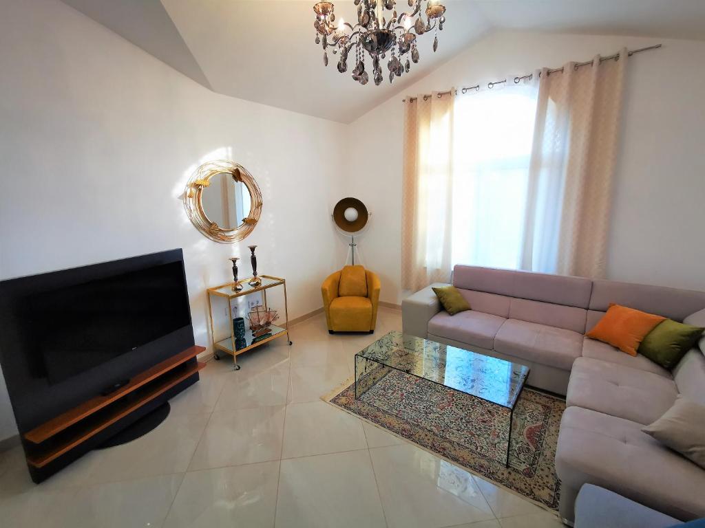 Telewizja i/lub zestaw kina domowego w obiekcie Apartments Petar Pan