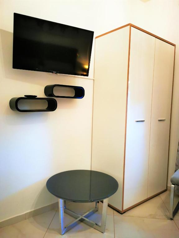 Telewizja i/lub zestaw kina domowego w obiekcie Apartments Petar Pan