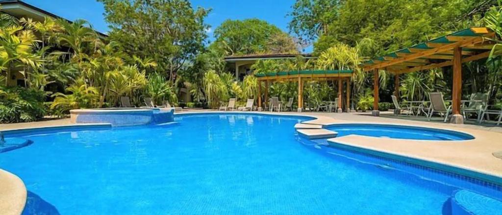 BEACH CONDO (2 king bed - 2 bath)