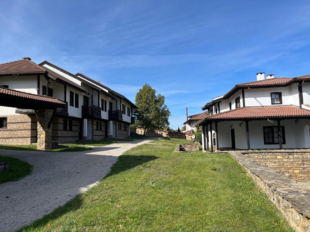 eine Reihe von Häusern auf einer Straße in der Unterkunft Къща за гости Геша Вю in Drjanowo