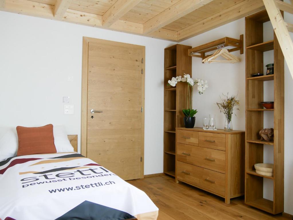 Postel nebo postele na pokoji v ubytování stettli resort