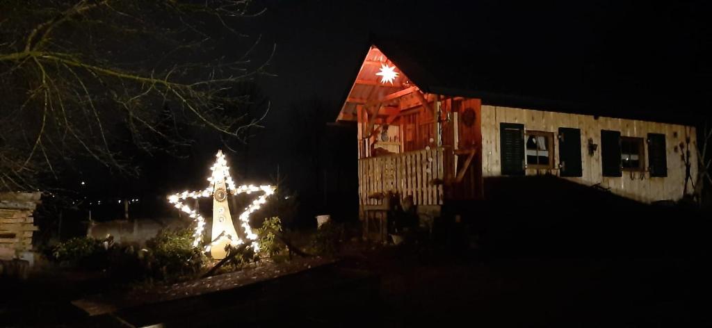 ein Weihnachtskreuz vor einem Haus in der Unterkunft Ferienwohnung Alter Kräuterhof in Mildenau