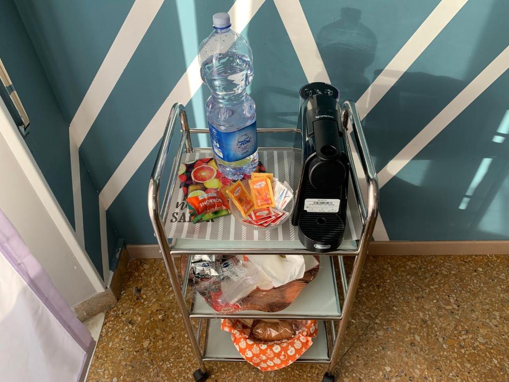 Příslušenství pro přípravu čaje a kávy v ubytování Erythrà Bed and Breakfast