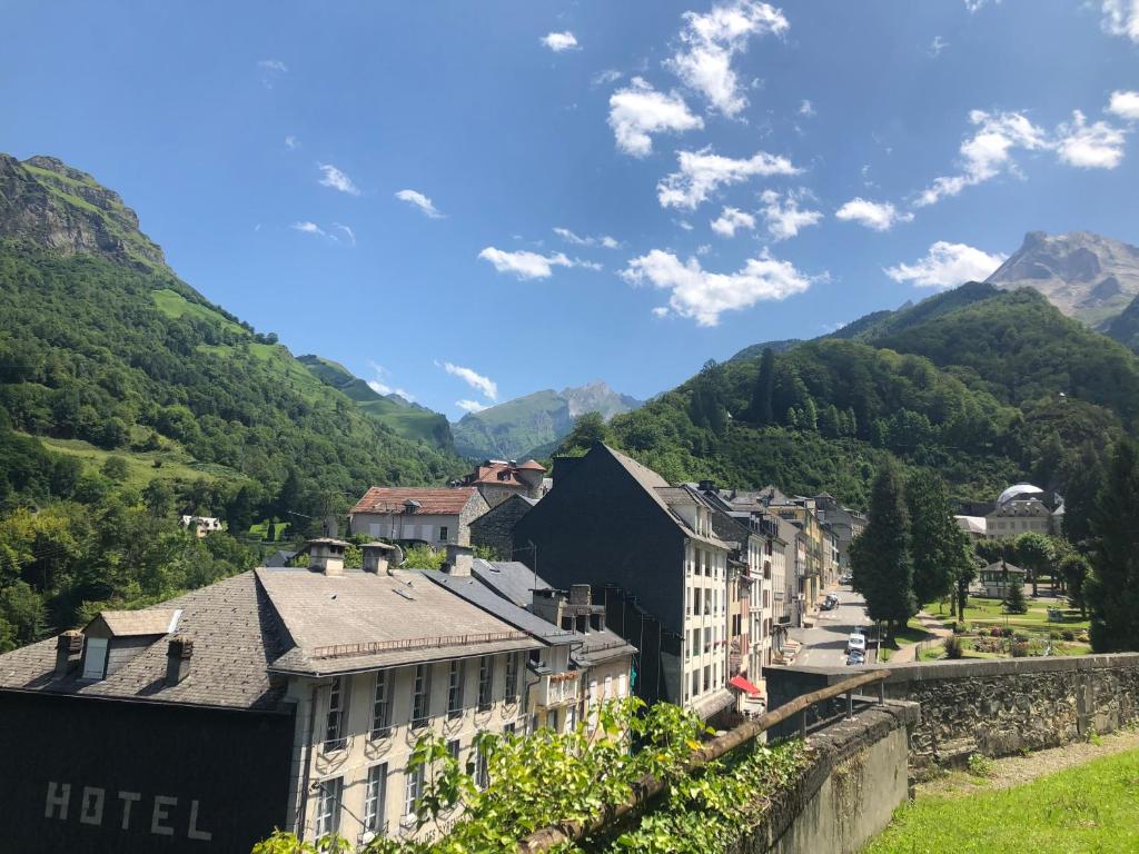 - une vue sur une ville avec des montagnes en arrière-plan dans l'établissement Appartement Lumineux et Rénové dans les Pyrénées, à Eaux-Bonnes