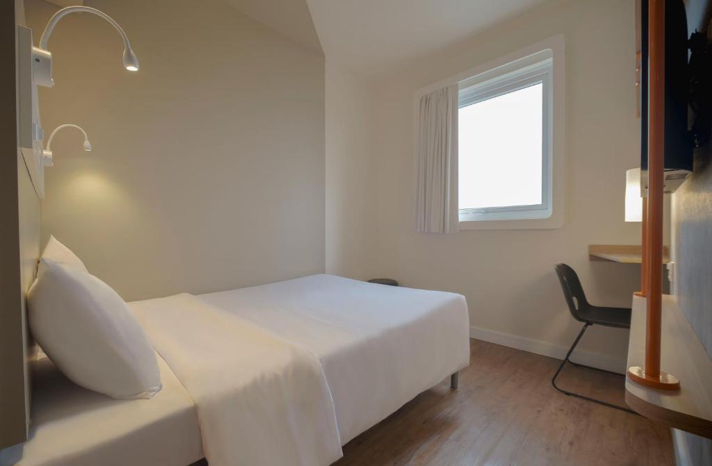Postel nebo postele na pokoji v ubytování Ibis Budget Farroupilha