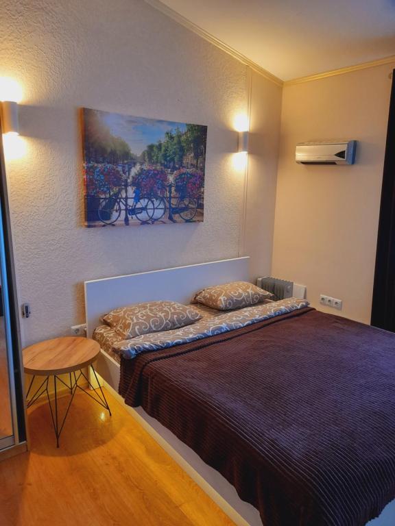 una camera d'albergo con letto e tavolo di Studio apartments in center MINI 5/5 a Ivano-Frankivsʼk