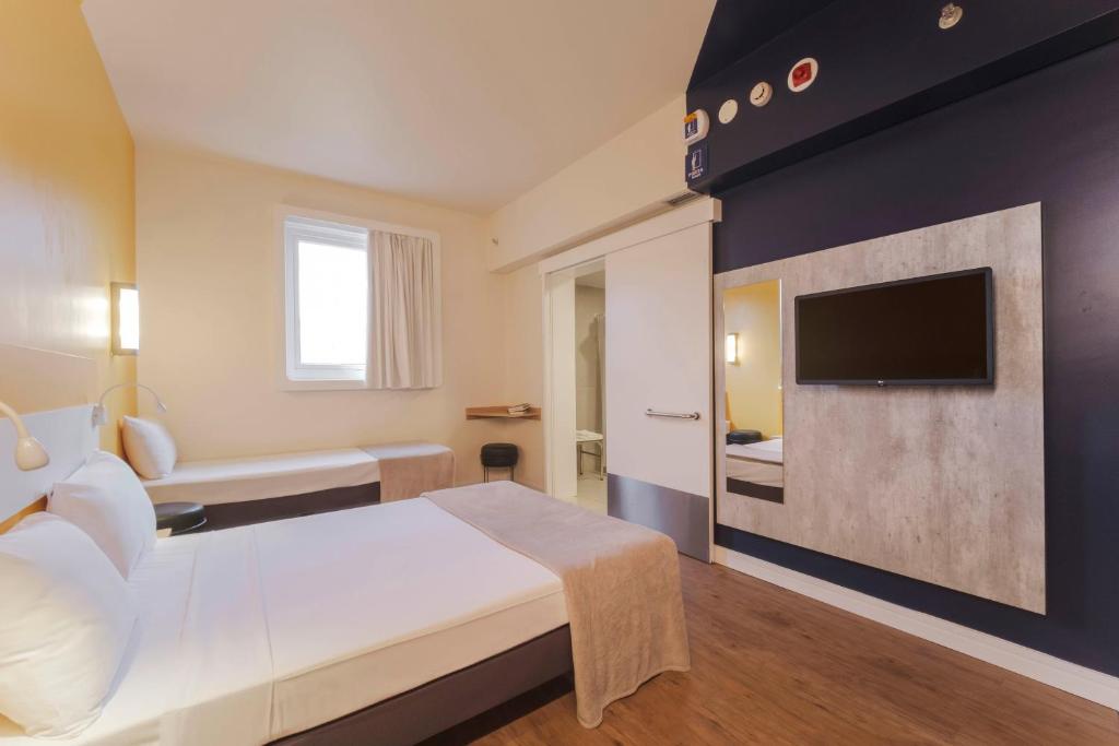 Postel nebo postele na pokoji v ubytování Ibis Budget Farroupilha