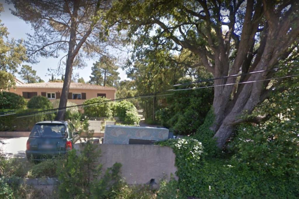 Vonkajšia záhrada v ubytovaní Appartement (F2) dans le domaine du Capitou Fréjus