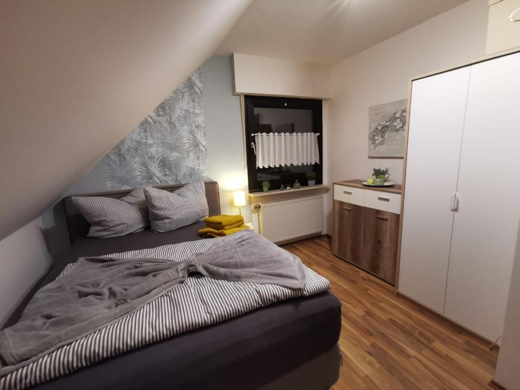 1 dormitorio con 1 cama y vestidor en 2,5 Zimmer Wohnung Hennef Nähe Siebengebirge, en Uckerath