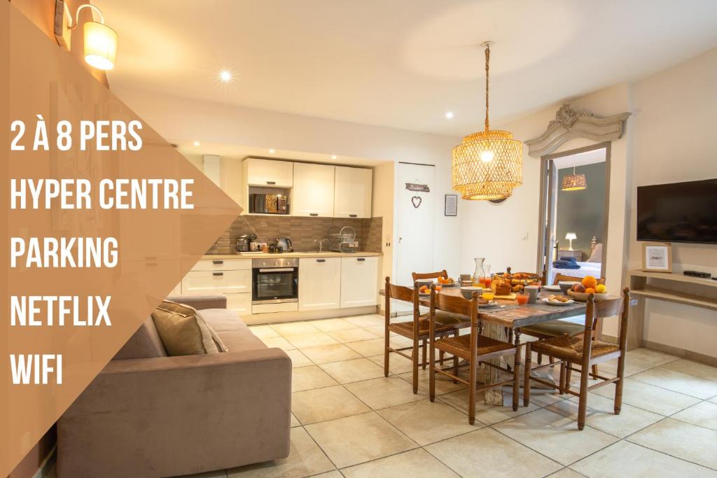une cuisine et un salon avec une table et des chaises dans l'établissement Centre Historique- FREE Parking-WIFI-CAMPAGNE CHIC- SLEEPNTRIPBEZIERS, à Béziers