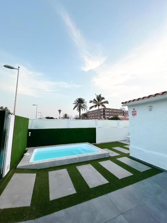 a swimming pool sitting on top of a yard at V Macaronesia in San Bartolomé