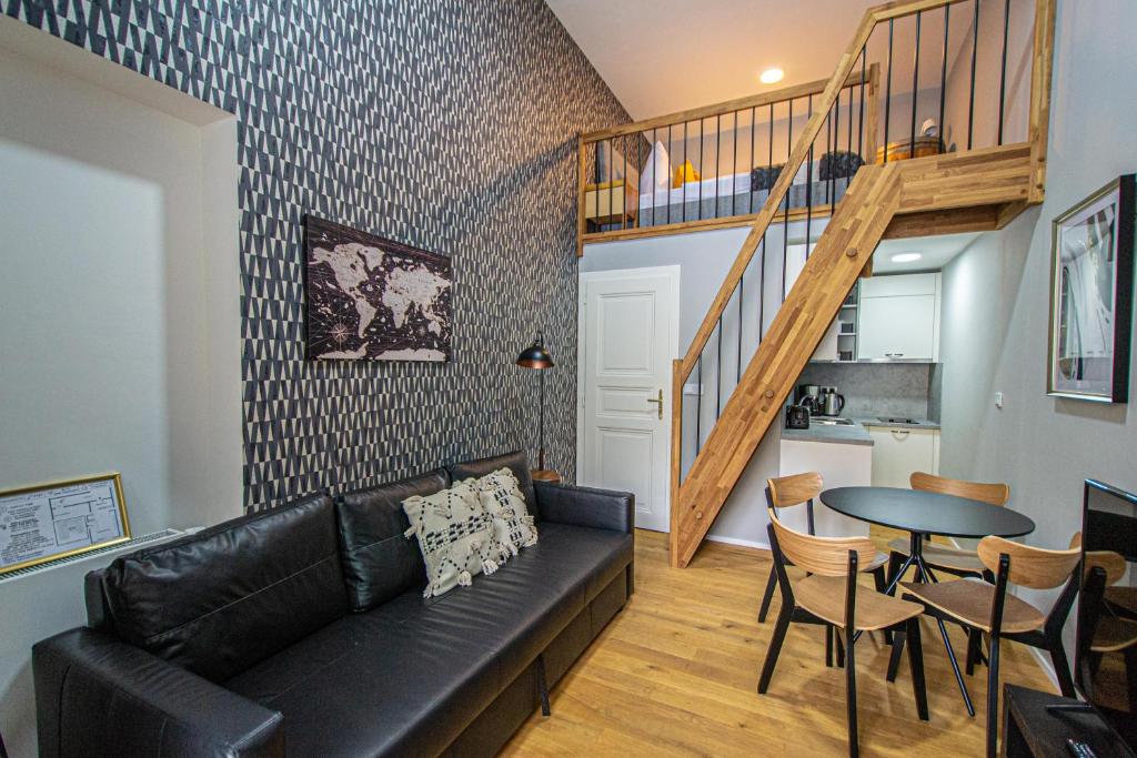 Posedenie v ubytovaní Main train station apartment close to the the Main Square!