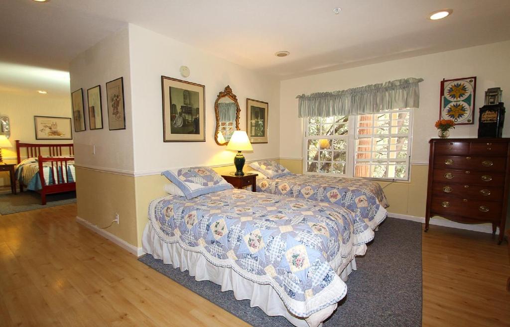 McCaffrey House Bed and Breakfast Inn - 带森林景观的家庭房（日出）