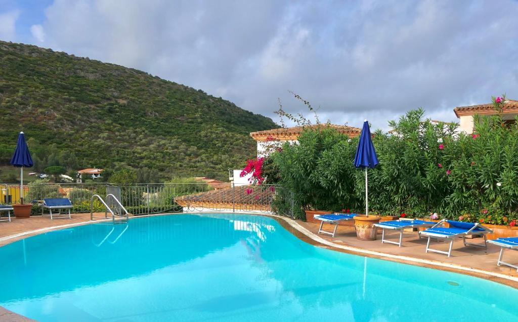 Bazén v ubytovaní Residence con piscina a Tanaunella a 1500 m dal mare alebo v jeho blízkosti
