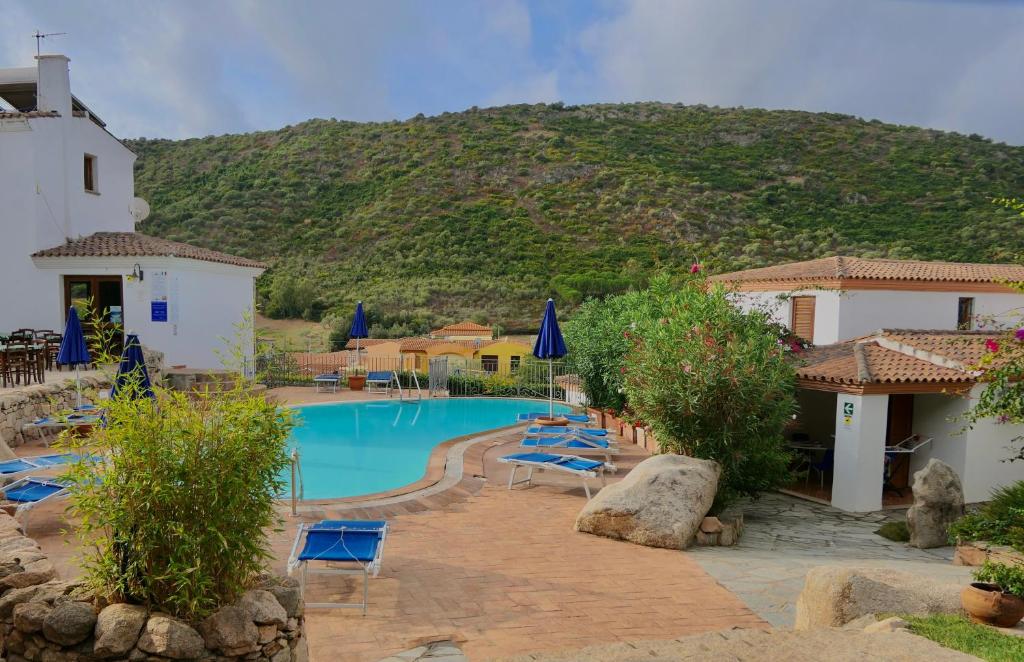 Bazén v ubytovaní Residence con piscina a Tanaunella a 1500 m dal mare alebo v jeho blízkosti
