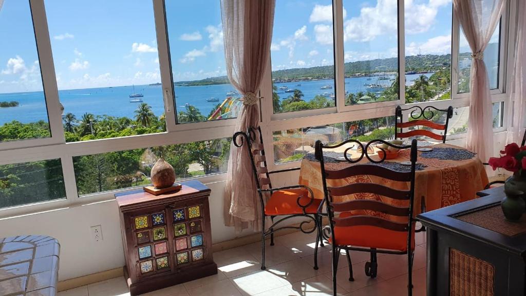 1 dormitorio con cama y vistas al océano en Apartamentos Bahia Fragata, en San Andrés