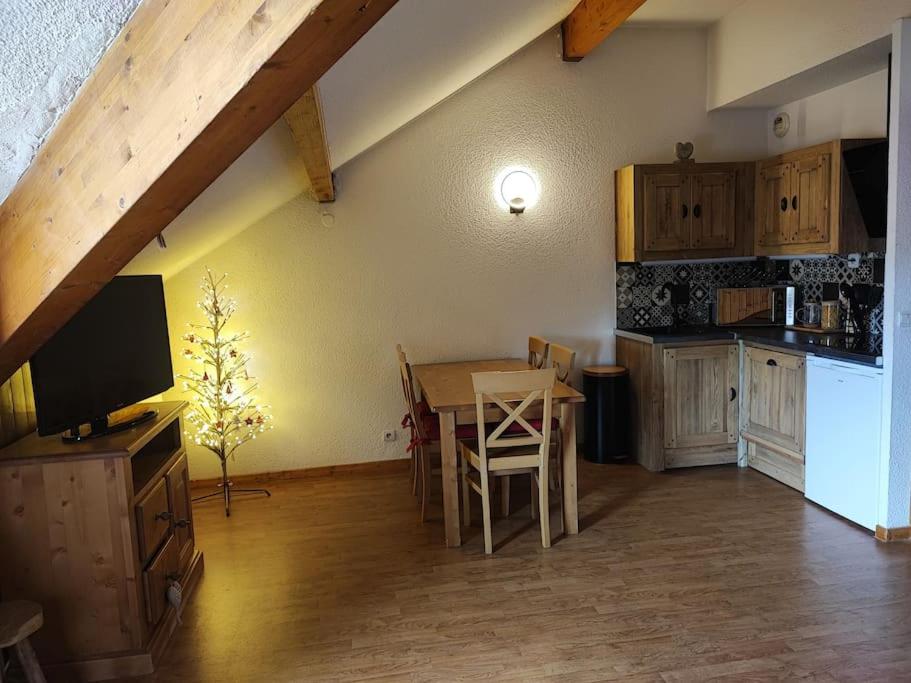 Virtuvė arba virtuvėlė apgyvendinimo įstaigoje Appartement 4 personnes Puy Saint Vincent 1800 pieds des pistes