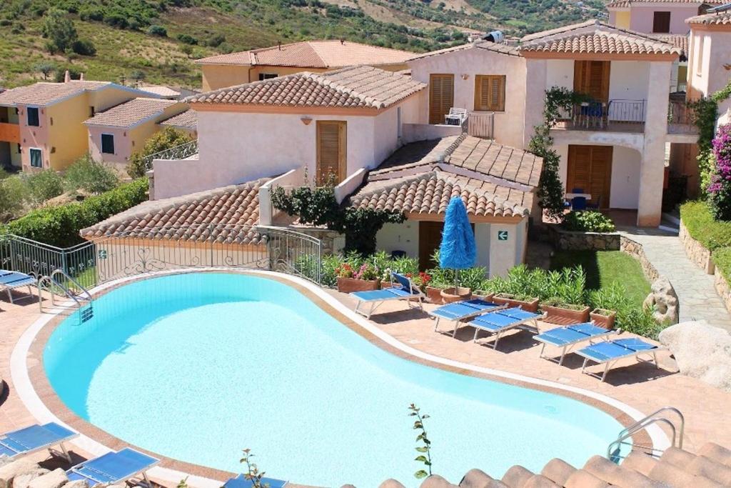 Bazén v ubytovaní Residence con piscina a Tanaunella a 1500 m dal mare alebo v jeho blízkosti