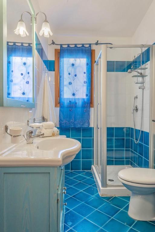 Kúpeľňa v ubytovaní Residence con piscina a Tanaunella a 1500 m dal mare